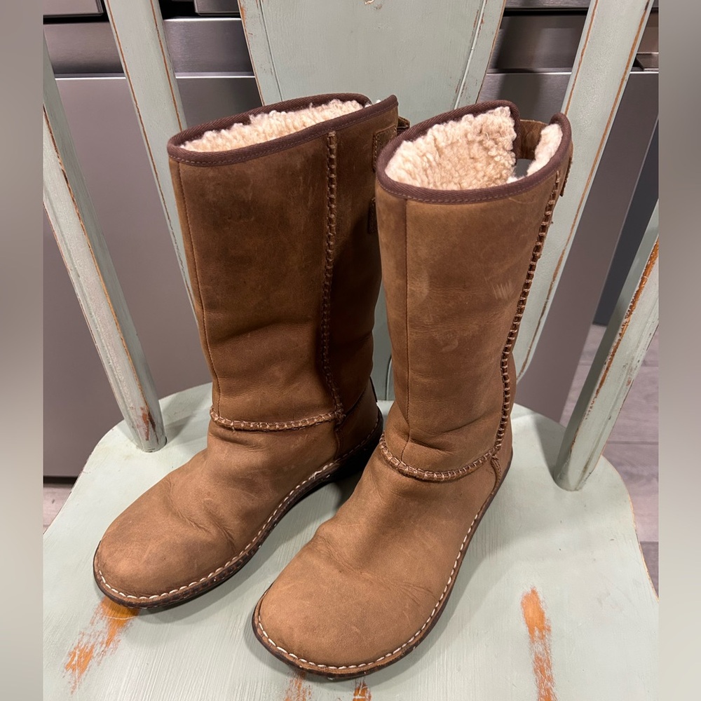UGG women’s boots size 7 leather and real Sherpa inside Euc